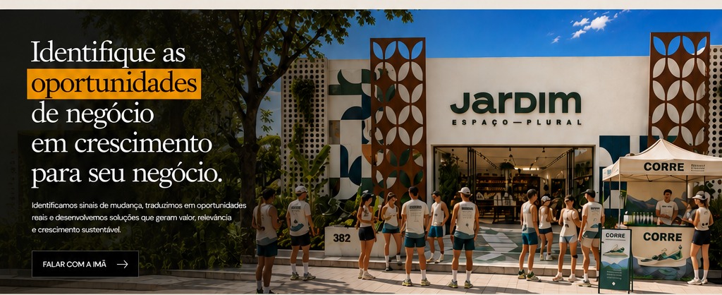Pessoas reunidas em frente ao espaço Jardim — Espaço Plural